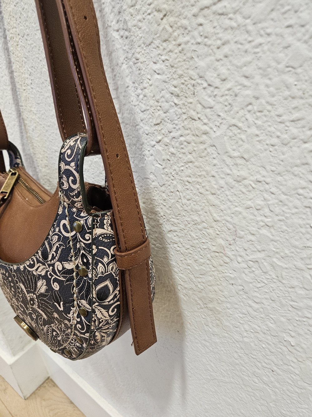 Frye & Co. Blake Crossbody Bag – Vintage Navy & Cream Paisley Floral - Picture 5 of 15
